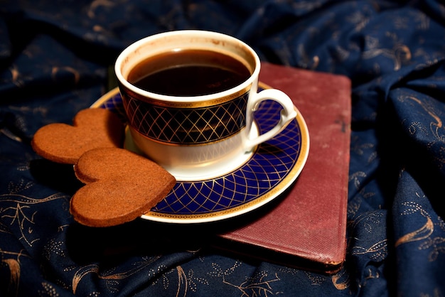 Tazza da caffè sullo sfondo del panno rugoso