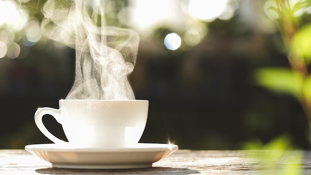 Tazza da caffè Tazza Fumo naturale del vapore del primo piano di caffè dalla tazza di caffè calda sulla vecchia tavola di legno in m