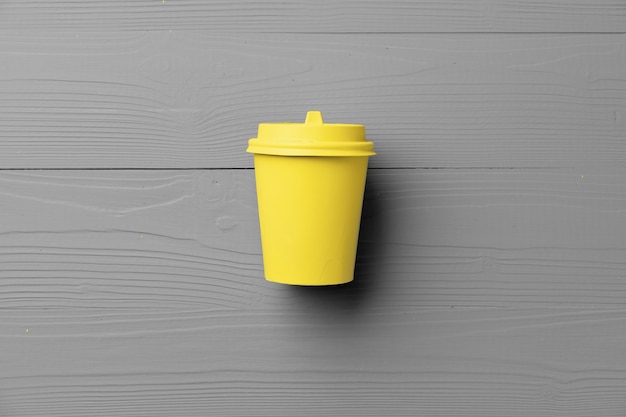 Tazza da caffè usa e getta nei colori giallo grigio