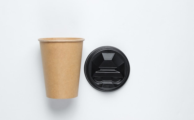 Tazza da caffè vuota usa e getta con materiali naturali su sfondo bianco. Concetto ecologico.