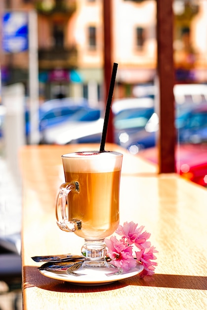 Tazza da cappuccino con cioccolato a forma di cuore in tazza bianca all'aperto