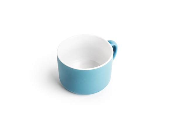 Tazza da tè blu per bevanda isolata su sfondo bianco. Tazza da caffè in ceramica o tazza da vicino. Foto di alta qualità