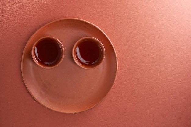 Tazza da tè cinese vista dall'alto su sfondo rosso