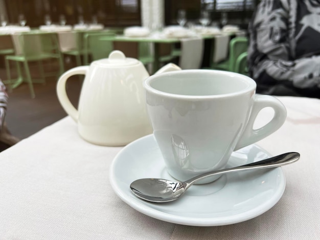 Tazza da tè con teiera in un ristorante