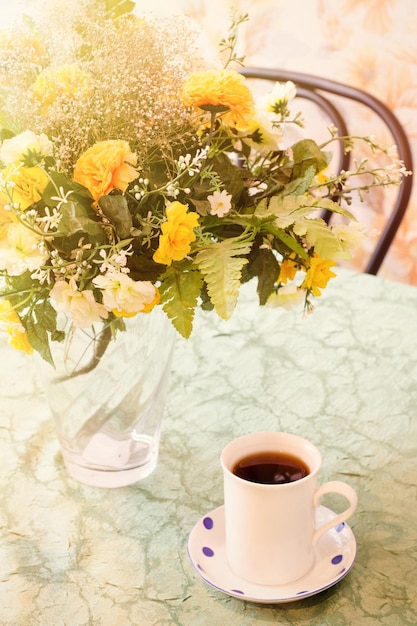 Tazza da tè e bouquet