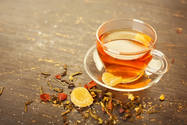 Tazza da tè in vetro con frutta candita