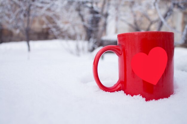 Tazza da tè su sfondo di neve