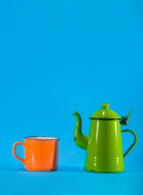 Tazza da tè vintage e tazza arancione