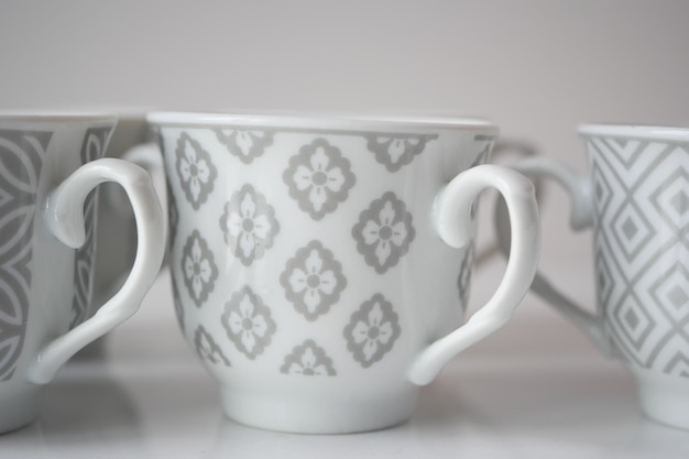 Tazza da tè vuota in ceramica bianca sul tavolo