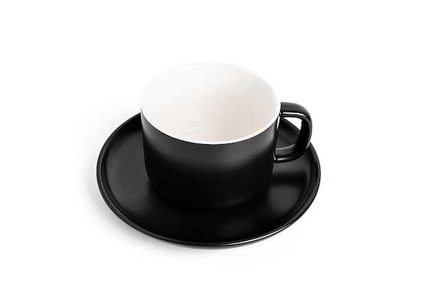 Tazza da tè vuota nera e piattino per bevande isolati su sfondo bianco. Tazza da caffè in ceramica o tazza da vicino. Foto di alta qualità