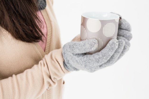 Tazza della holding della polka della holding della donna