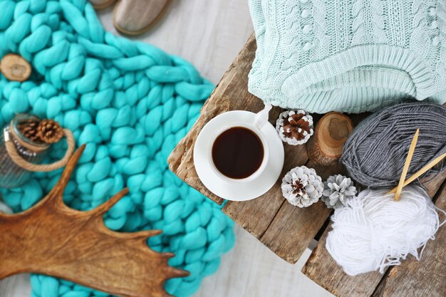 Tazza di bevanda calda in soggiorno Comodo weekend invernale o vacanze a casa