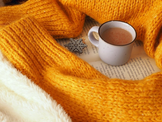 Tazza di cacao al cioccolato caldo e caldo maglione lavorato a maglia per le giornate fredde