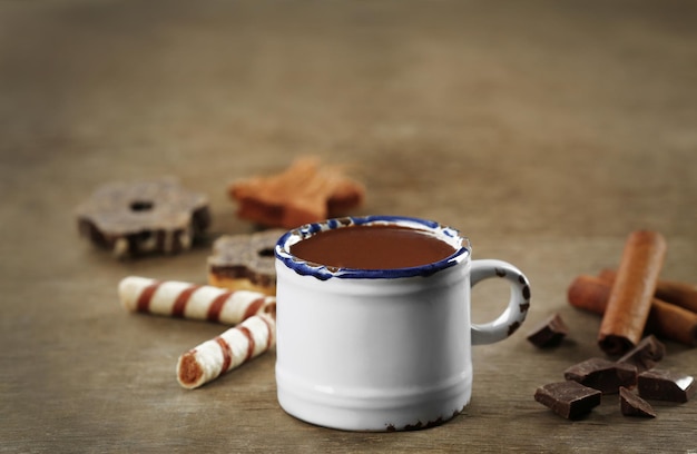 Tazza di cacao con dolci sulla tavola di legno