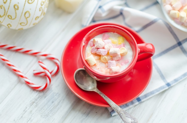 Tazza di cacao con marshmallow con frutta e patatine fritte