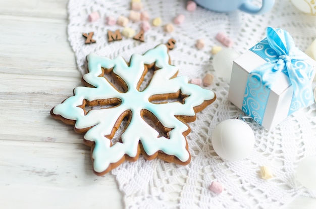 Tazza di cacao con marshmallow e pan di zenzero glassato di Natale