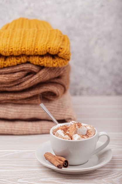 Tazza di cacao e mucchio di maglieria