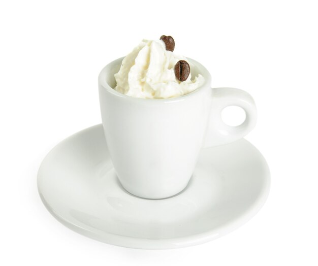 Tazza di Cafe Vienna (con panna) con crema isolata su bianco