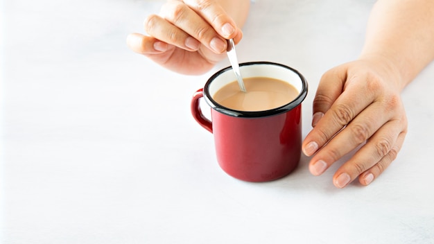 Tazza di caffè al latte su sfondo bianco