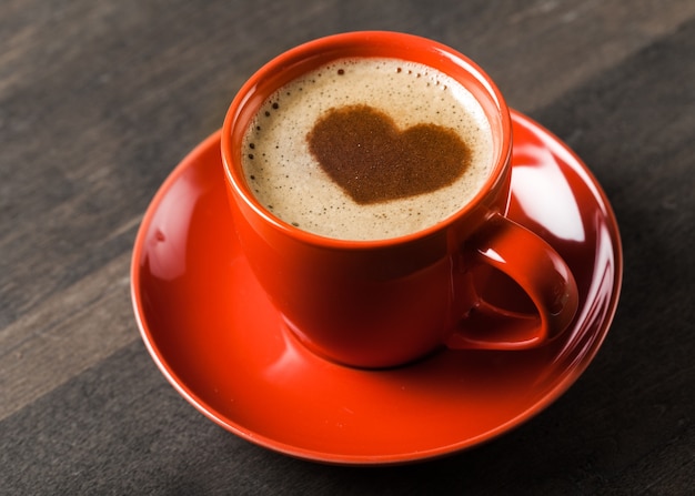 Tazza di caffè aromatico con schiuma a forma di cuore