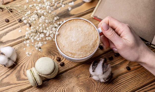 Tazza di caffè aromatico e amaretti