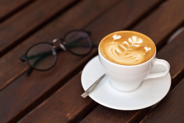 Tazza di caffè art latte o cappuccino con effetto filtro retrò