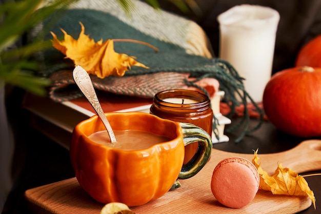 Tazza di caffè autunnale a forma di candela di amaretti di zucca Tempo di caffè accogliente e atmosfera