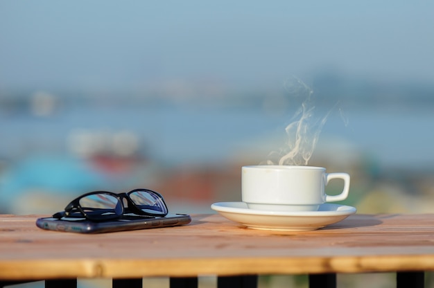 Tazza Di Caffè Bevanda Calda E Fagioli Sul Tavolo