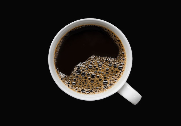 Tazza di caffè bianca su nero