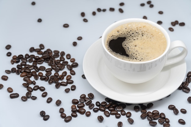 Tazza di caffè bianca su sfondo bianco