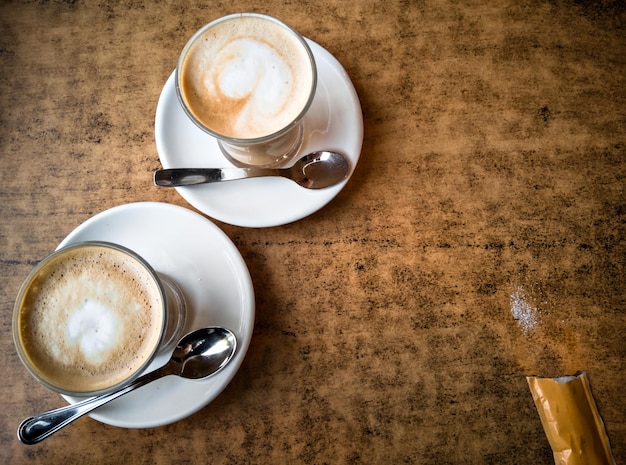 Tazza di caffè bianca su sfondo nero.