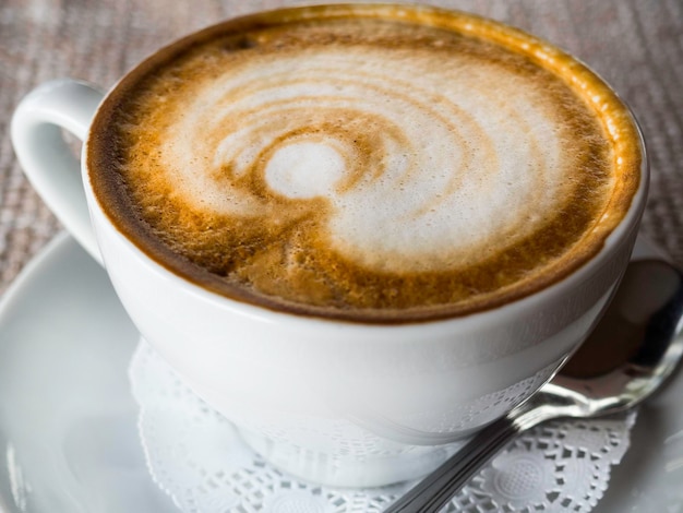 Tazza di caffè bianca su tovaglia di juta vintage Vista dall'alto