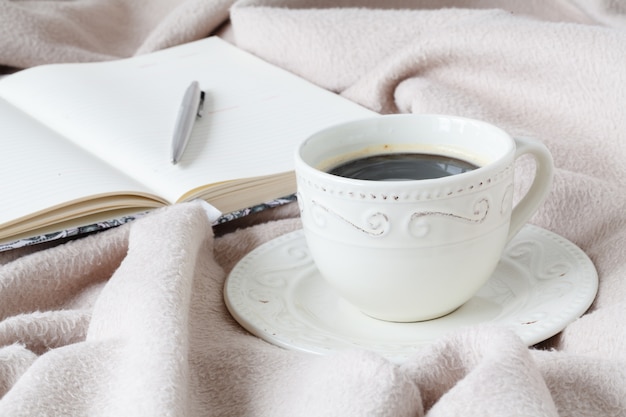 Tazza di caffè bianca sul piattino