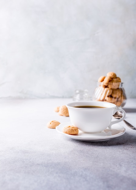 Tazza di caffè bianco con biscotti amaretti