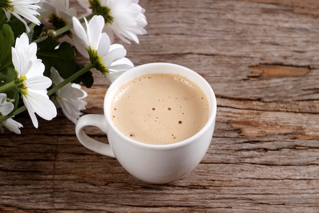 Tazza di caffè bianco con cappuccino caldo con latte su fondo di legno