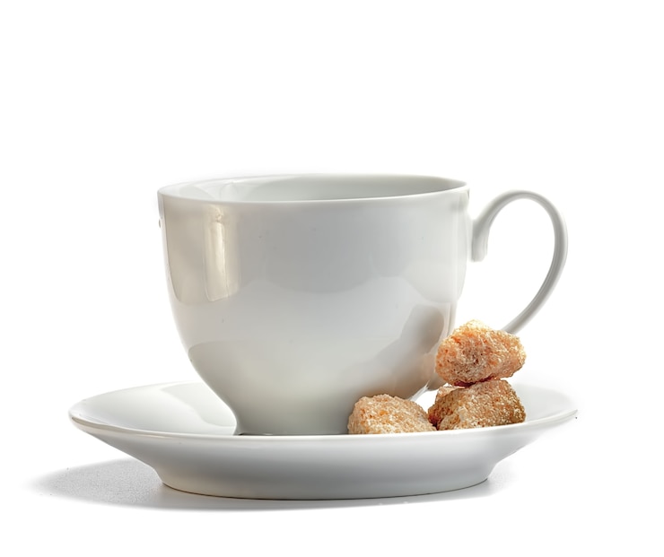 Foto tazza di caffè bianco con piattino e zucchero di canna non raffinato marrone su un bianco