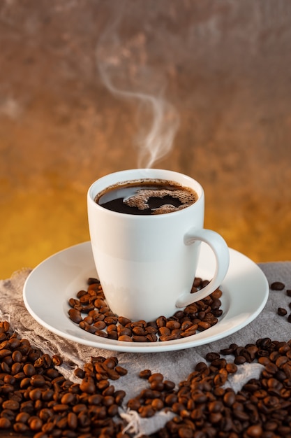 Tazza di caffè bianco e chicchi di caffè