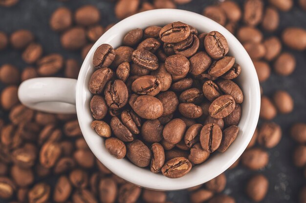 Tazza di caffè bianco in grani.