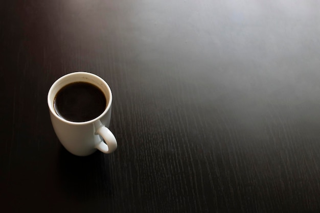 Tazza di caffè bianco sul tavolo di legno