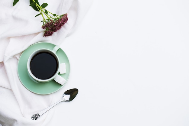 Tazza di caffè, bicchieri su bianco