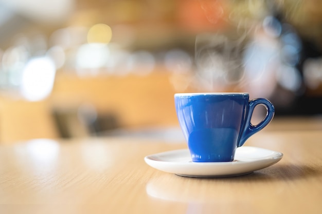 Tazza di caffè blu in caffetteria