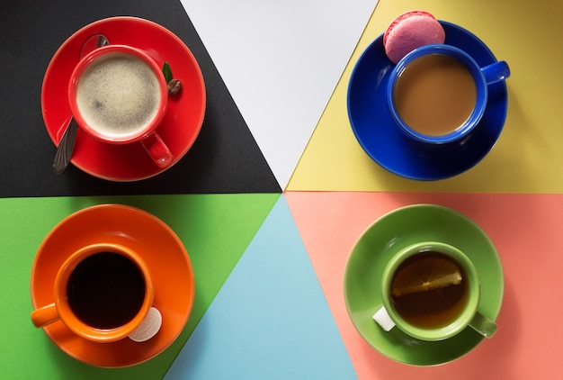 Tazza di caffè, cacao e tè in astratto colorato