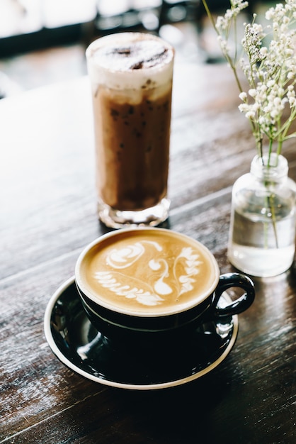 Tazza di caffè calda del latte nel ristorante del caffè