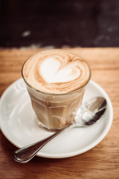 Tazza di caffè calda del latte