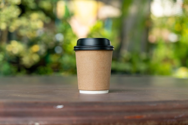 tazza di caffè calda sul tavolo di legno con spazio per la copia