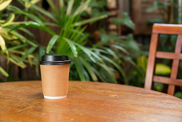 tazza di caffè calda sul tavolo di legno con spazio per la copia