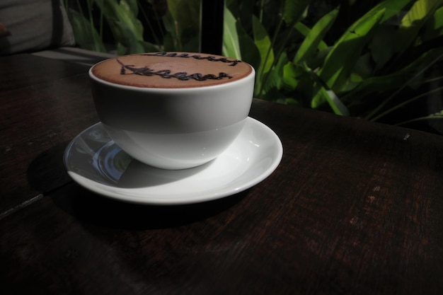 Tazza di caffè caldo al mattino, sul tavolo di legno