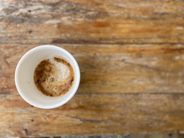 Tazza di caffè caldo al mattino, tazza di caffè sul tavolo di legno