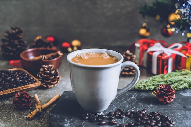 tazza di caffè caldo con decorazioni natalizie