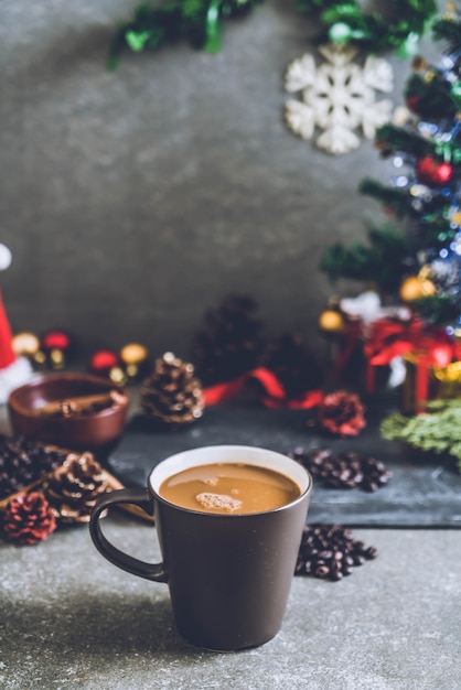 tazza di caffè caldo con decorazioni natalizie